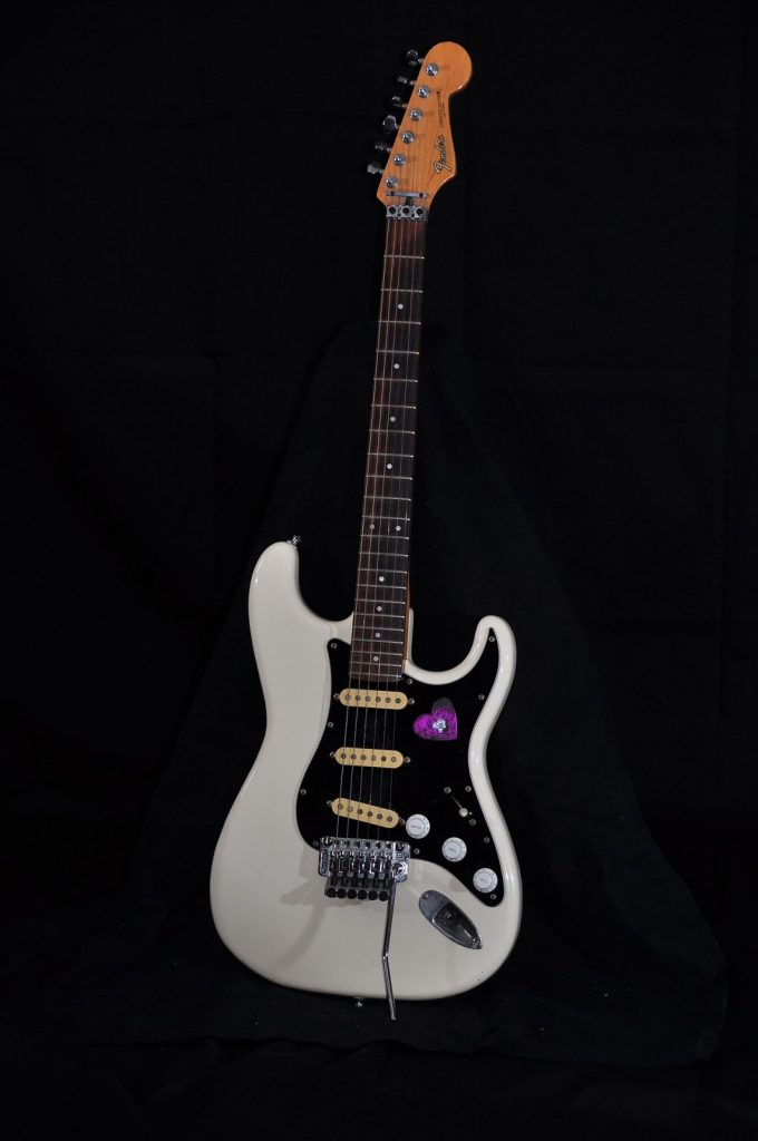 Fender Stratocaster bianca Made in Japan del 1983, prodotta negli stabilimenti Fujigen