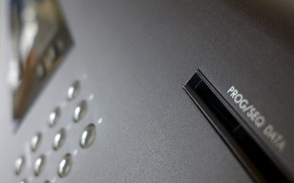 Slot per le schede dati di programmi e sequenze sul fianco del Korg M1