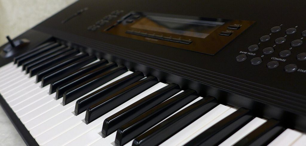 Korg M1 ripreso di tre quarti con la tastiera a sessantuno tasti in primo piano