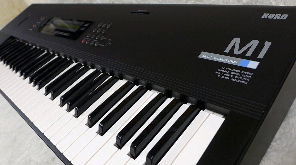 Vista angolata del Korg M1 con il logo Korg e la scritta Music Workstation sul pannello