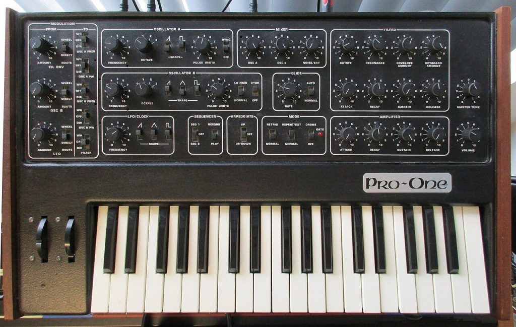 Il sintetizzatore monofonico Sequential Circuits Pro-One con la tastiera e il pannello dei comandi