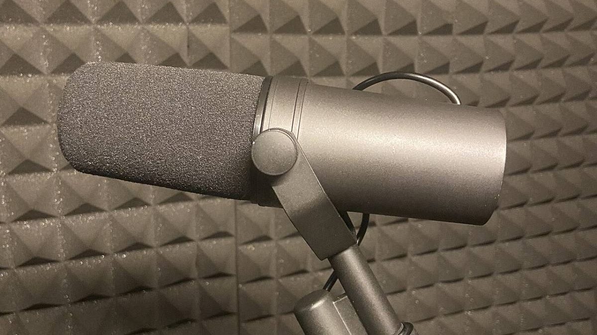 Microfono dinamico Shure SM7 con sospensione elastica su asta da studio