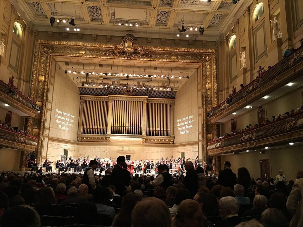 Interno del Symphony Hall di Boston visto dalla platea, con la sala vuota e il palco dell orchestra sullo sfondo