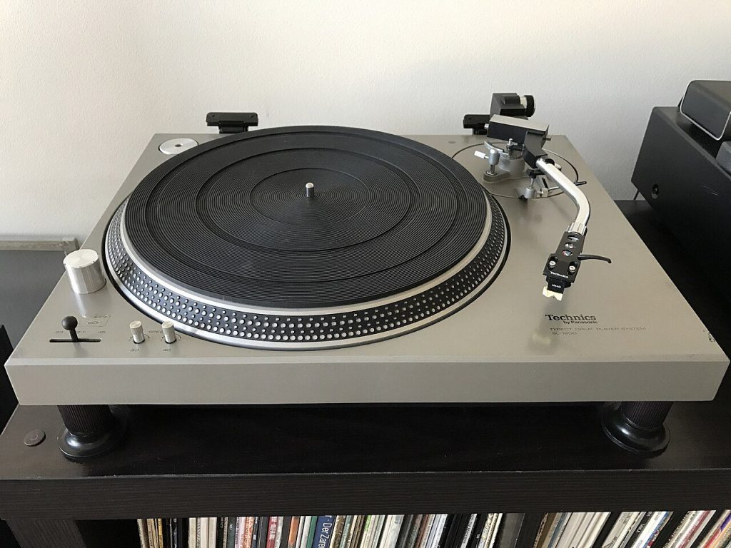 Technics SL-1200 di prima serie del 1972, giradischi a trazione diretta con braccio a S e contrappeso