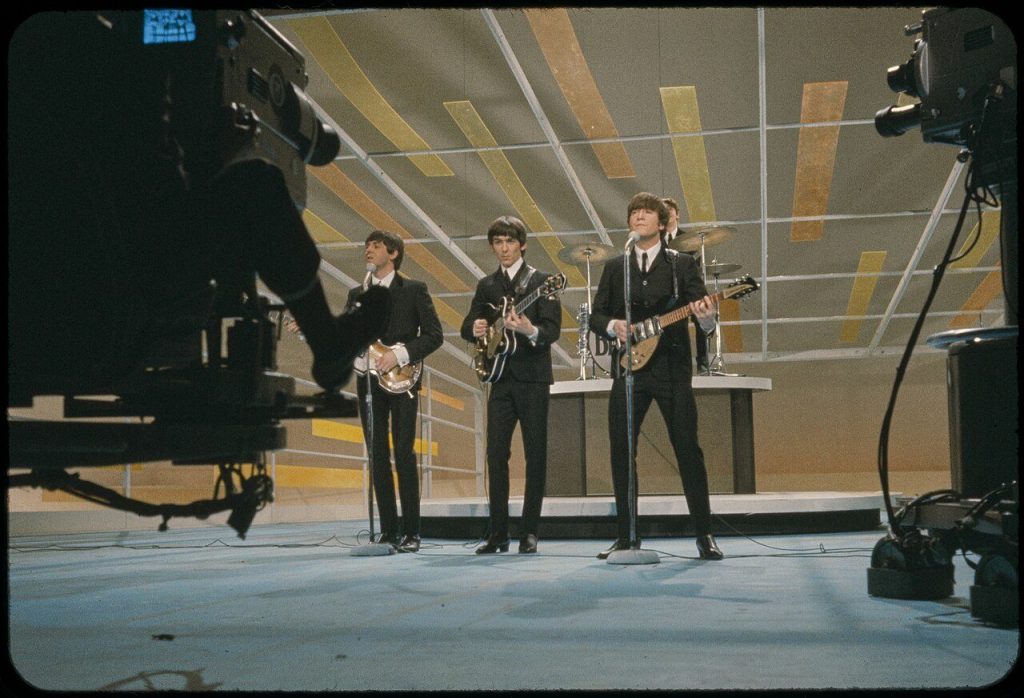 I Beatles sul palco dell'Ed Sullivan Show nel febbraio 1964, ripresi dalle telecamere in studio