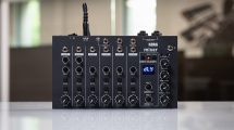 Il mixer da assemblare Korg NTS-4 della serie Nu:Tekt con i controlli di canale e la sezione effetti