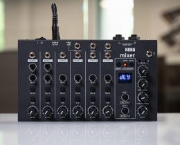 Il mixer da assemblare Korg NTS-4 della serie Nu:Tekt con i controlli di canale e la sezione effetti