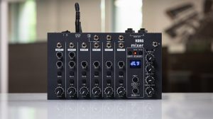 Il mixer da assemblare Korg NTS-4 della serie Nu:Tekt con i controlli di canale e la sezione effetti