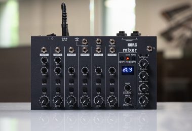 Il mixer da assemblare Korg NTS-4 della serie Nu:Tekt con i controlli di canale e la sezione effetti