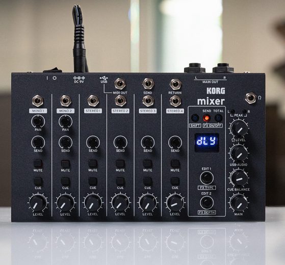 Il mixer da assemblare Korg NTS-4 della serie Nu:Tekt con i controlli di canale e la sezione effetti