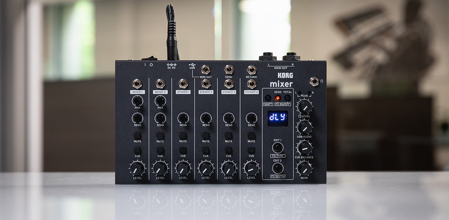 Il mixer da assemblare Korg NTS-4 della serie Nu:Tekt con i controlli di canale e la sezione effetti