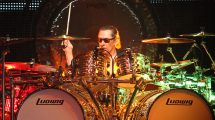 Alex Van Halen alla batteria durante un concerto dei Van Halen