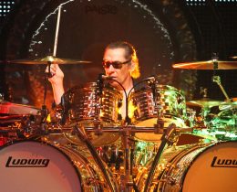 Alex Van Halen alla batteria durante un concerto dei Van Halen
