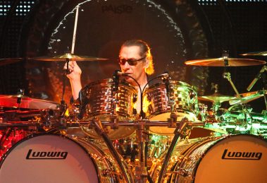 Alex Van Halen alla batteria durante un concerto dei Van Halen