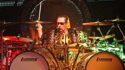 Alex Van Halen alla batteria durante un concerto dei Van Halen