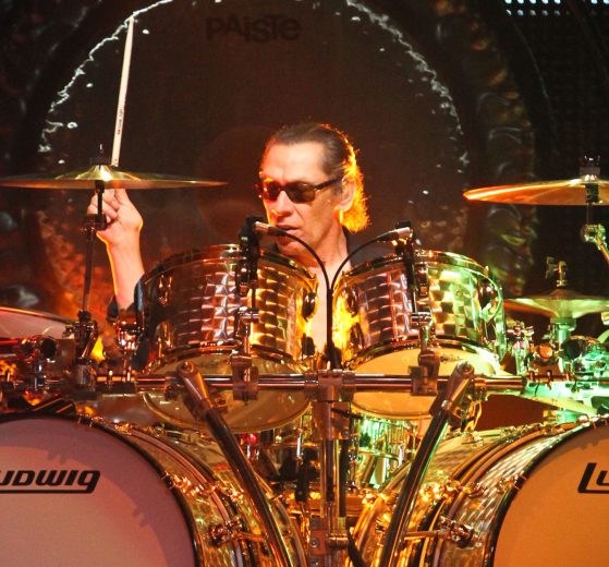 Alex Van Halen alla batteria durante un concerto dei Van Halen