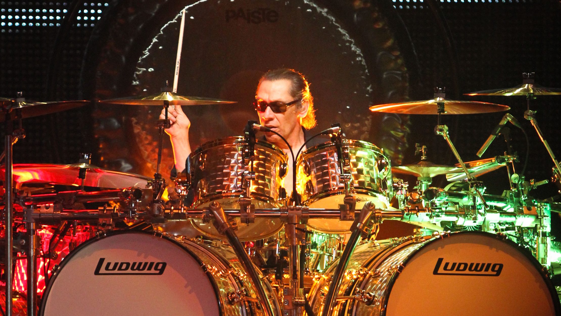 Alex Van Halen alla batteria durante un concerto dei Van Halen