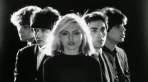 I Blondie nel 1977, con Clem Burke dietro il kit insieme a Gary Valentine, Debbie Harry, Chris Stein e Jimmy Destri