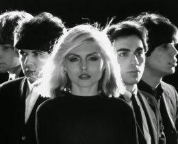 I Blondie nel 1977, con Clem Burke dietro il kit insieme a Gary Valentine, Debbie Harry, Chris Stein e Jimmy Destri