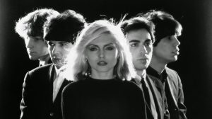 I Blondie nel 1977, con Clem Burke dietro il kit insieme a Gary Valentine, Debbie Harry, Chris Stein e Jimmy Destri