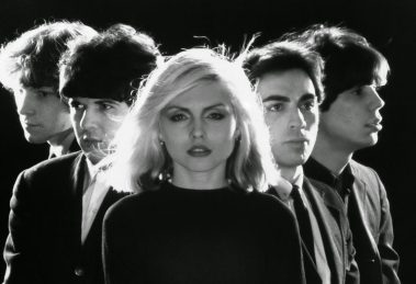 I Blondie nel 1977, con Clem Burke dietro il kit insieme a Gary Valentine, Debbie Harry, Chris Stein e Jimmy Destri