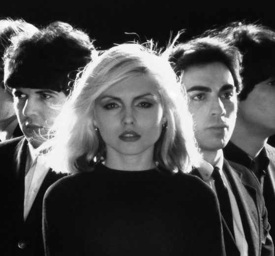 I Blondie nel 1977, con Clem Burke dietro il kit insieme a Gary Valentine, Debbie Harry, Chris Stein e Jimmy Destri