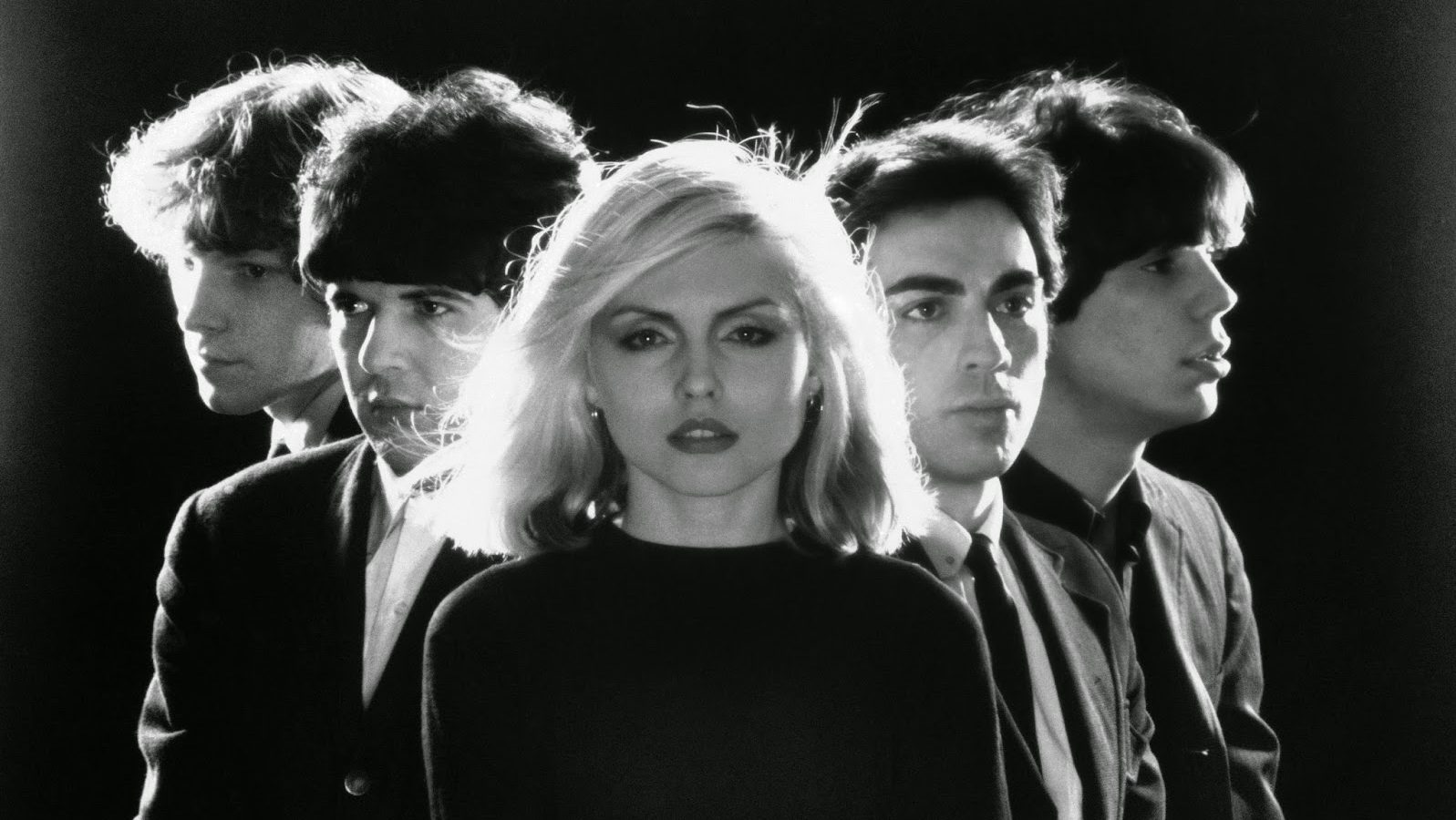 I Blondie nel 1977, con Clem Burke dietro il kit insieme a Gary Valentine, Debbie Harry, Chris Stein e Jimmy Destri