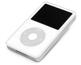 L'iPod Classic bianco con la ghiera circolare, uno dei simboli dell'ascolto musicale in mobilità