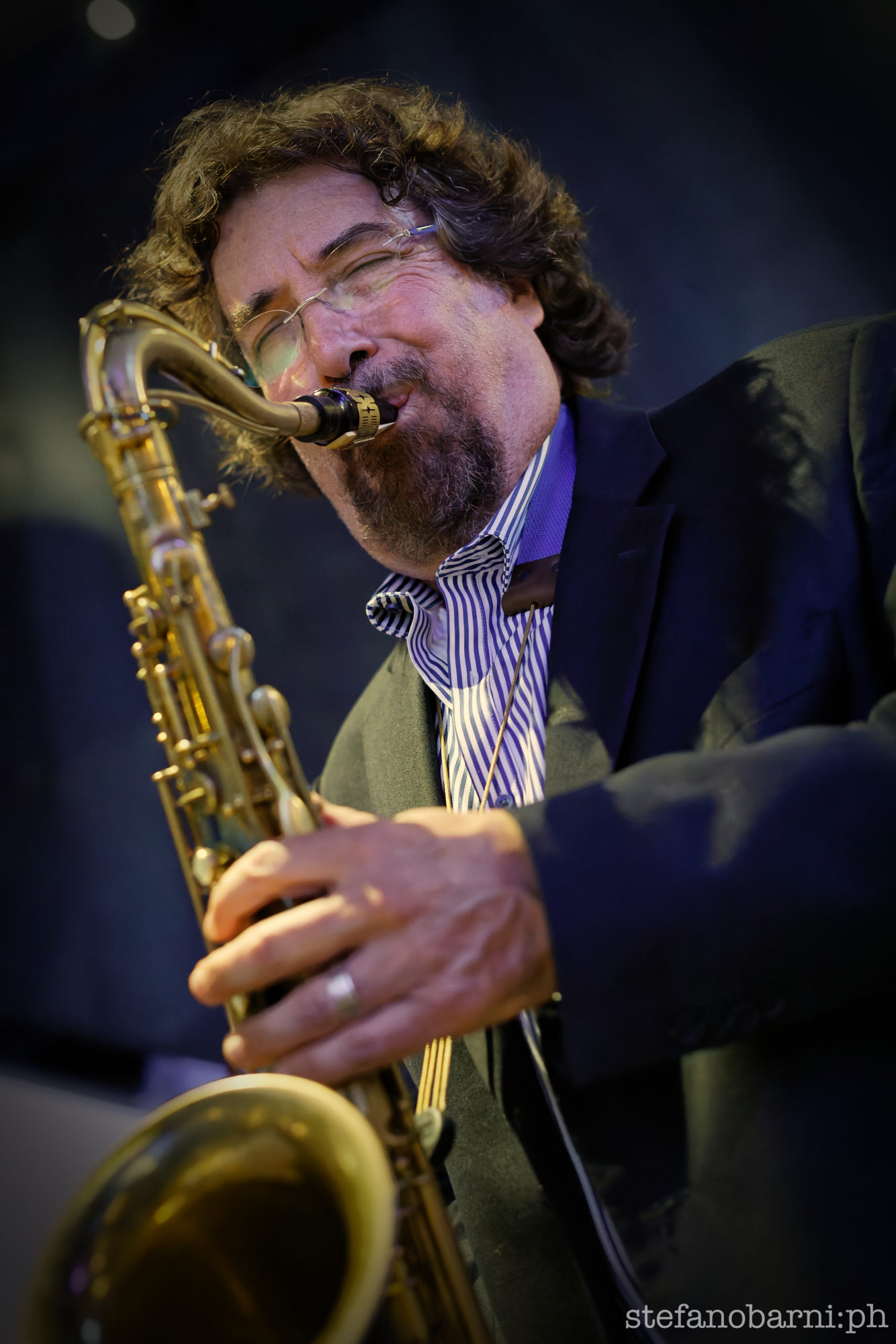 Emanuele Cisi al sassofono durante uno studio