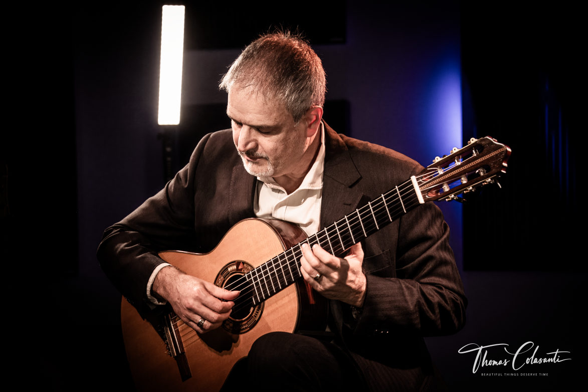 Gabriele Curciotti con la chitarra classica, foto dello shooting Musicezer 2026.