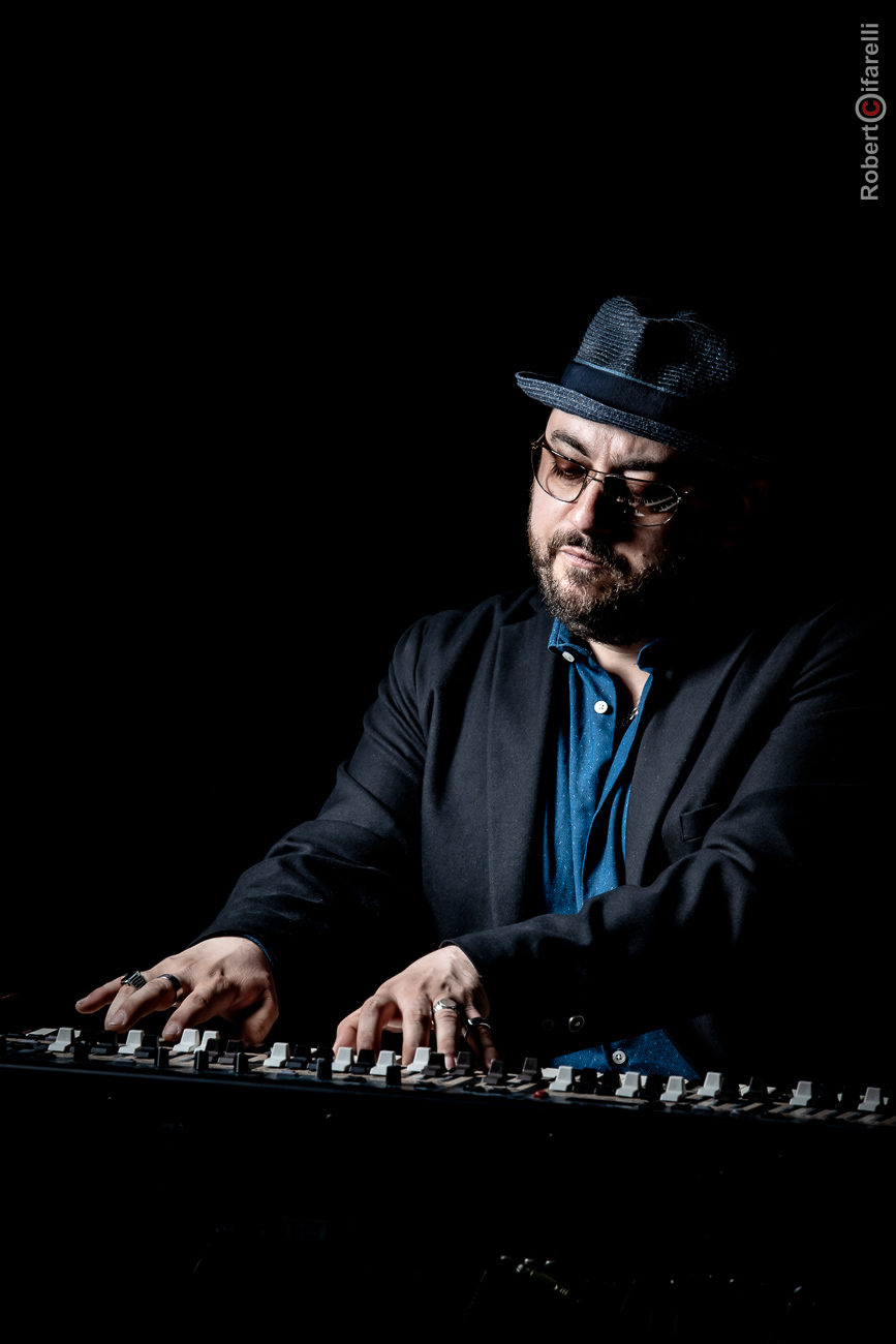 Alberto Gurrisi alle mani sui drawbars dell'organo Hammond
