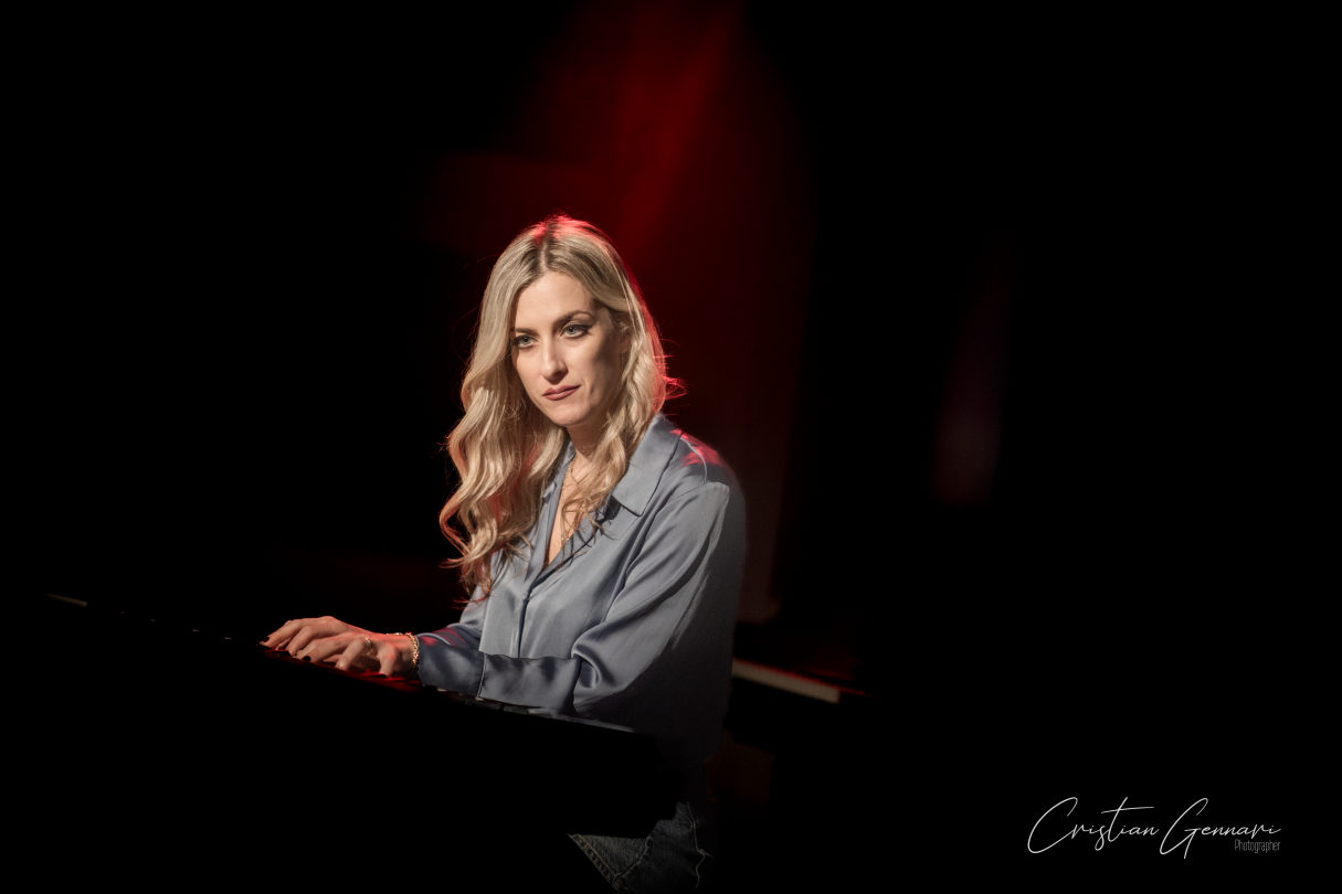 Francesca Tandoi seduta al pianoforte, ritratto di lato con la tastiera in primo piano
