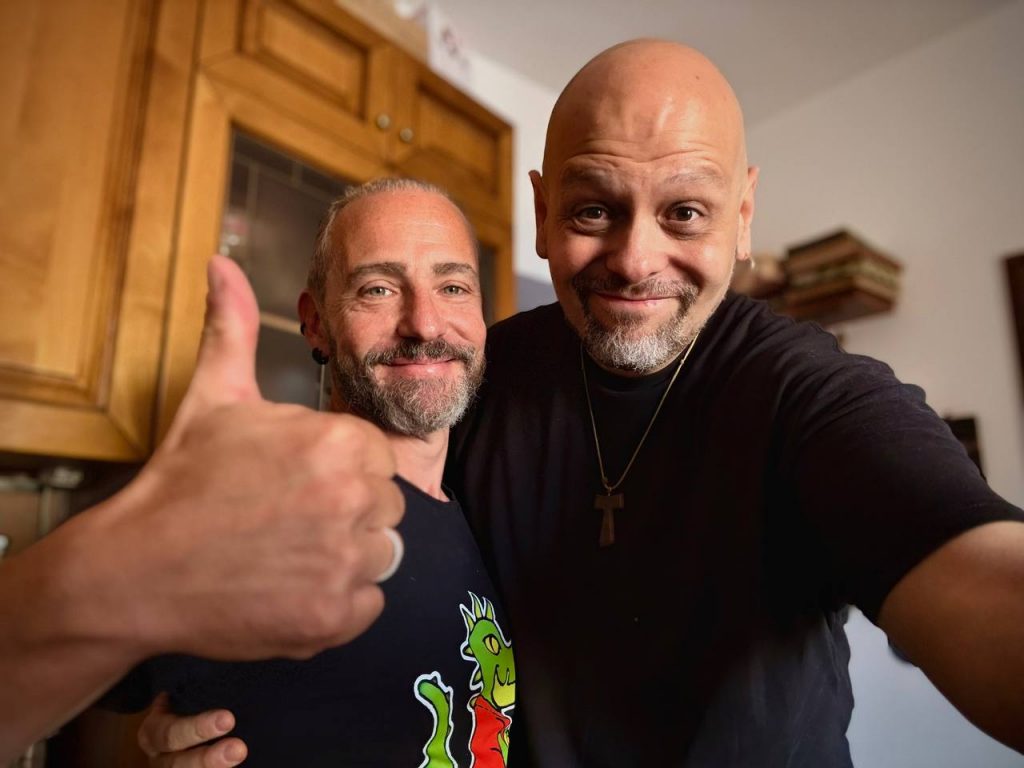 Raffaele Sena e Thomas “Doc” Colasanti sorridono in un selfie dopo l’intervista