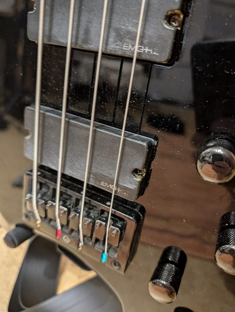 Corpo di un basso ESP LTD TA-200 con pickup EMG-HZ e controlli dell'elettronica