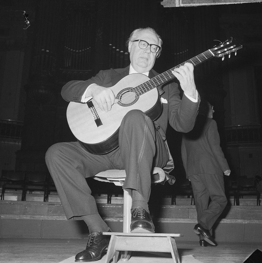 Andrés Segovia suona la chitarra classica sul palco del Concertgebouw di Amsterdam il 3 novembre 1962