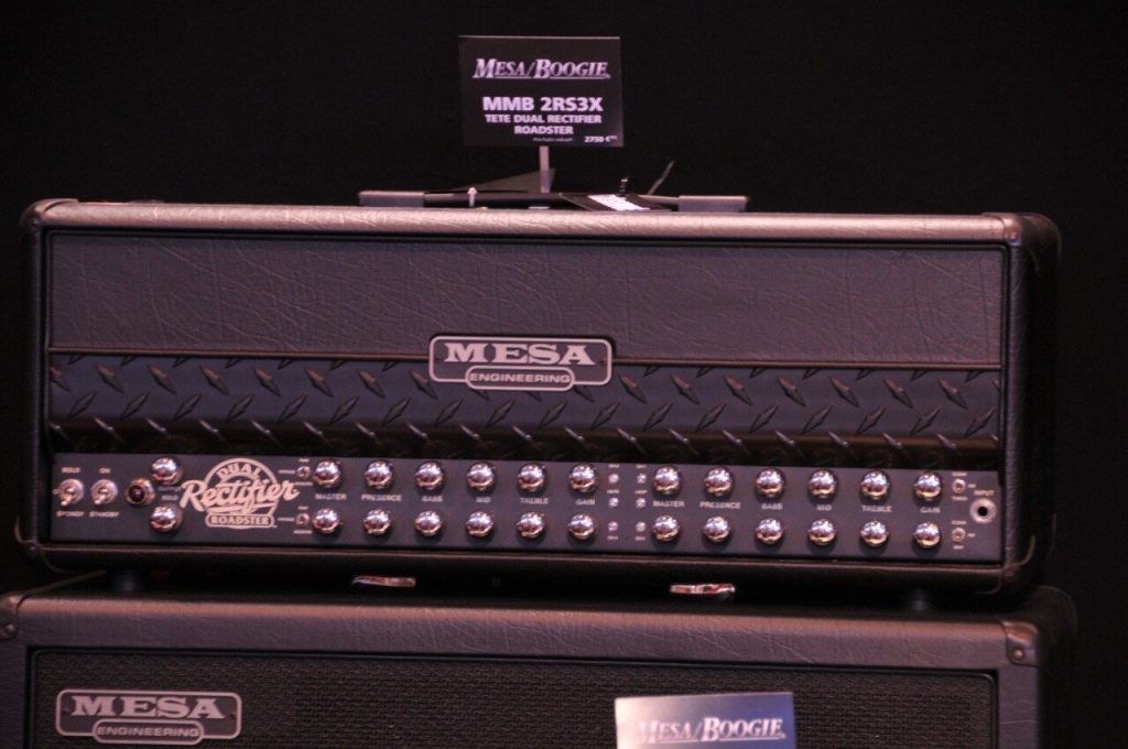 Testata Mesa/Boogie Dual Rectifier Roadster vista frontalmente, con la griglia in rete metallica e i controlli dei tre canali