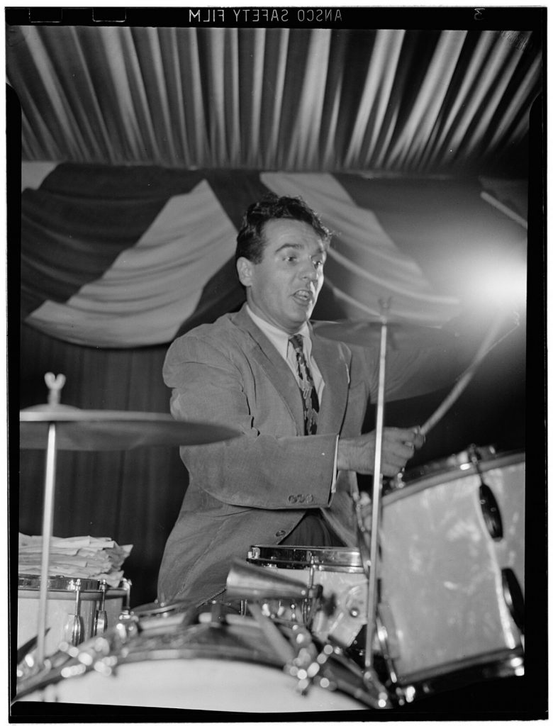 Gene Krupa seduto alla batteria al 400 Restaurant di New York nel giugno 1946, ripreso da sopra i piatti