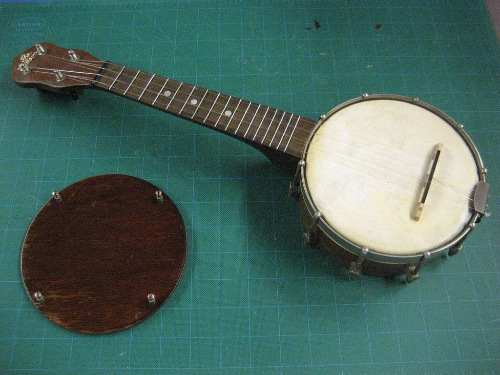 Un banjo ukulele Gibson UB-1 della metà degli anni Venti, con la pelle tesa sul cerchio e il manico corto a quattro corde