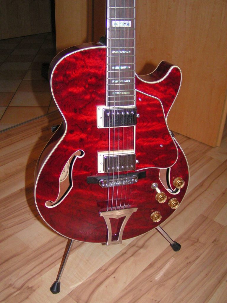 Chitarra semiacustica Ibanez Artcore AG85 con corpo bombato e fori a effe