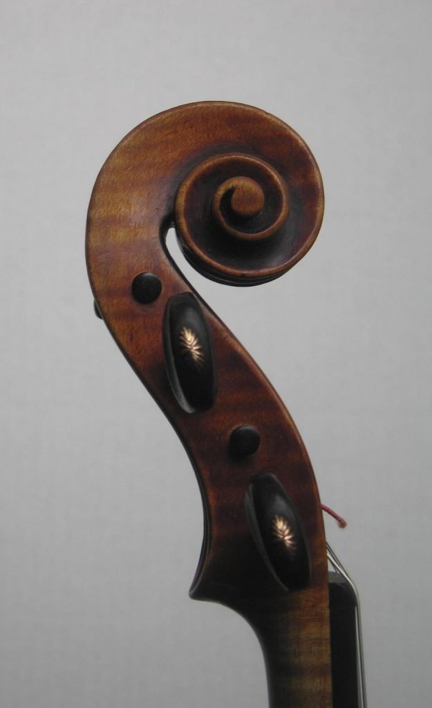Riccio di un violino di Jean Baptiste Vuillaume del 1868, copia del Messia di Stradivari, visto di tre quarti