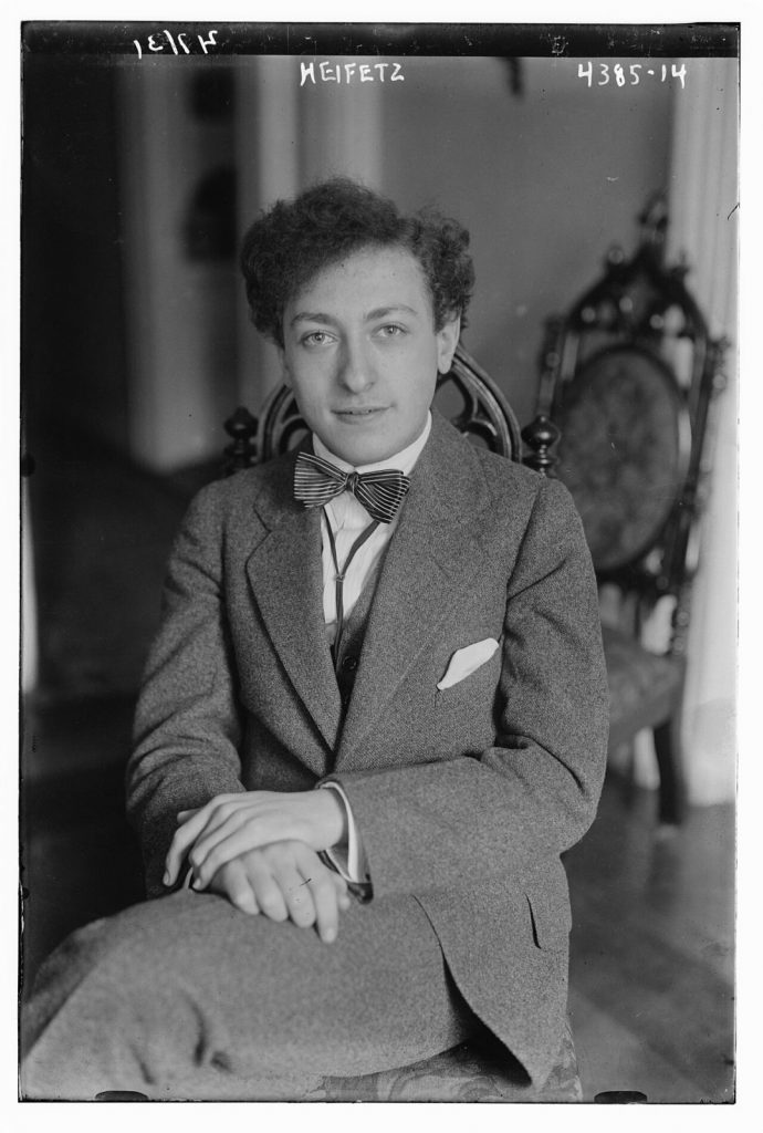Jascha Heifetz sedicenne fotografato nel 1917, in piedi con il violino appoggiato alla spalla