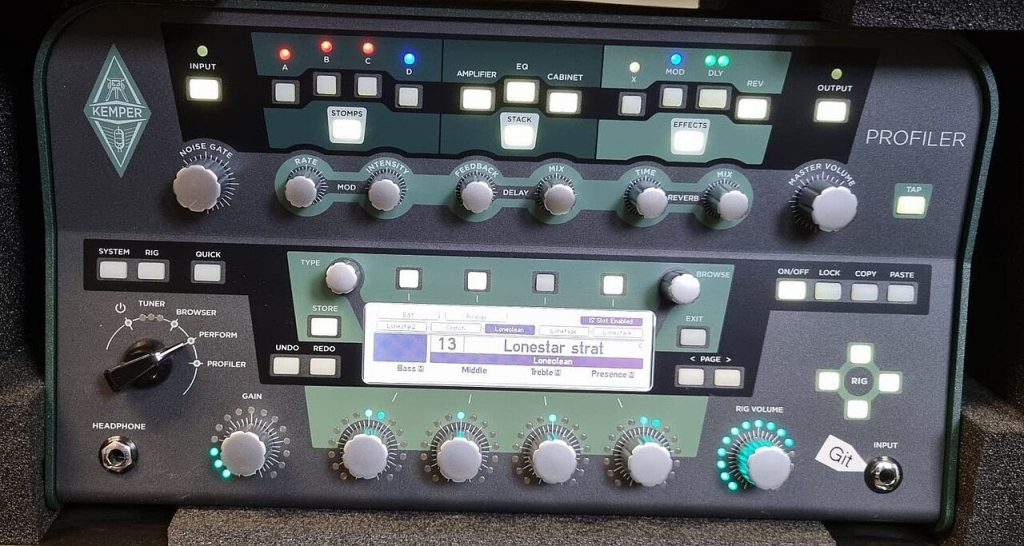 Kemper Profiler in versione testata, con il grande manopolone centrale e il display che mostra un profilo caricato