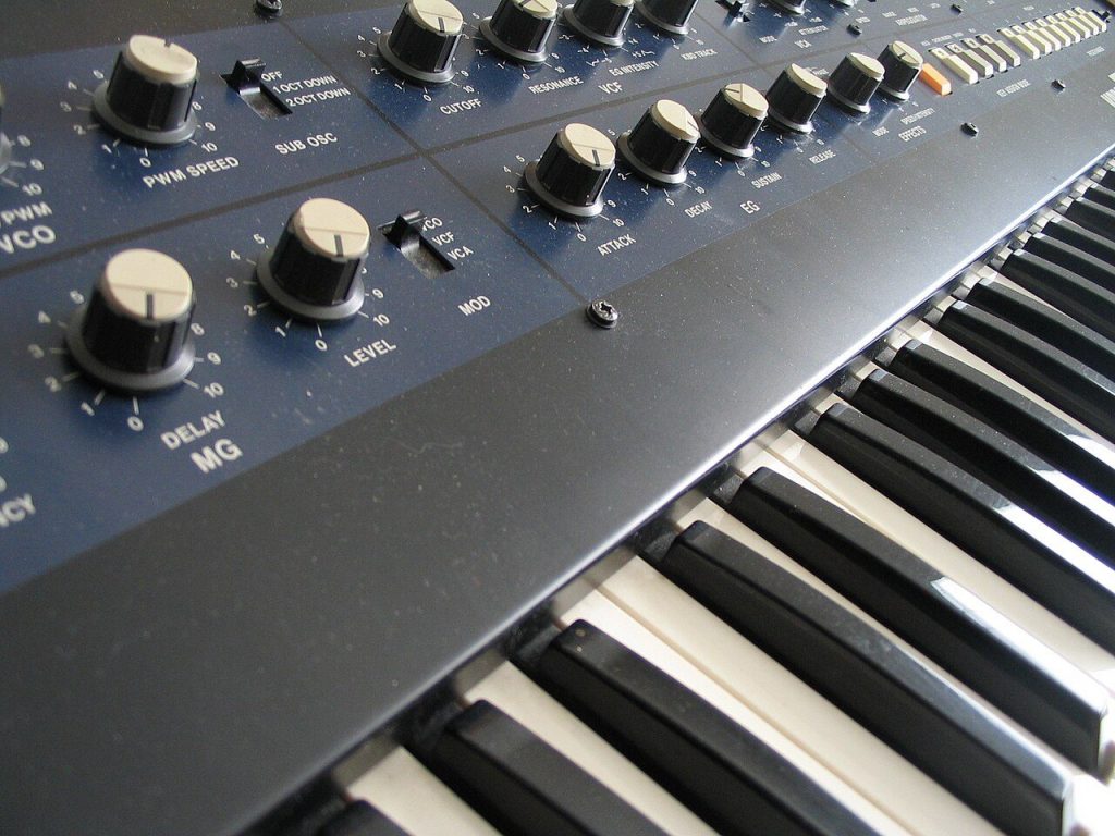 Pannello del Korg Polysix ripreso di scorcio da sinistra, con le sezioni oscillatore, filtro e inviluppo e i comandi degli effetti a bordo