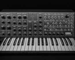 Sintetizzatore analogico Korg MS-20 visto dall'alto, con il pannello dei controlli e la matrice di connessione a jack sulla destra