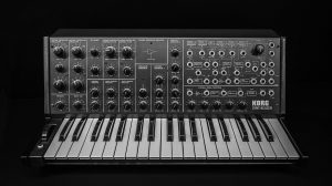 Sintetizzatore analogico Korg MS-20 visto dall'alto, con il pannello dei controlli e la matrice di connessione a jack sulla destra