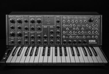 Sintetizzatore analogico Korg MS-20 visto dall'alto, con il pannello dei controlli e la matrice di connessione a jack sulla destra