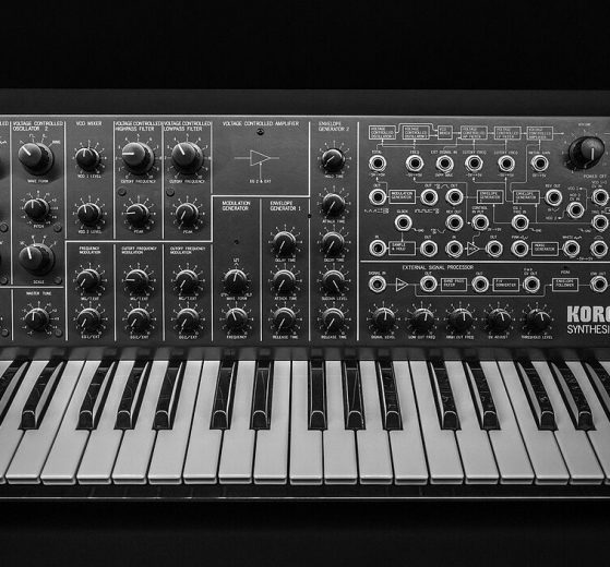 Sintetizzatore analogico Korg MS-20 visto dall'alto, con il pannello dei controlli e la matrice di connessione a jack sulla destra