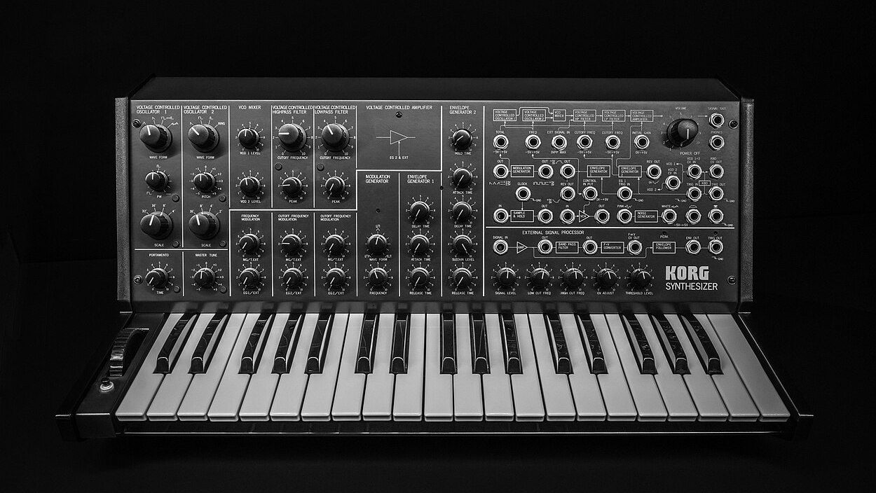 Sintetizzatore analogico Korg MS-20 visto dall'alto, con il pannello dei controlli e la matrice di connessione a jack sulla destra