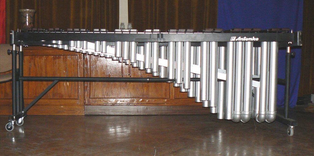 Una marimba da concerto a cinque ottave vista di tre quarti, con le barre di legno e i tubi risuonatori sotto
