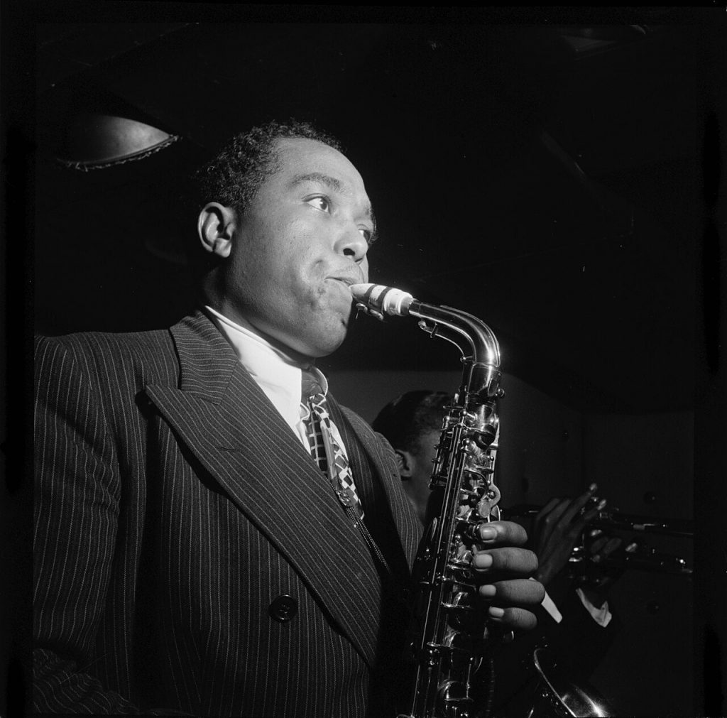 Charlie Parker al sax contralto sul palco dei Three Deuces di New York nell'agosto del 1947, con Miles Davis alle spalle